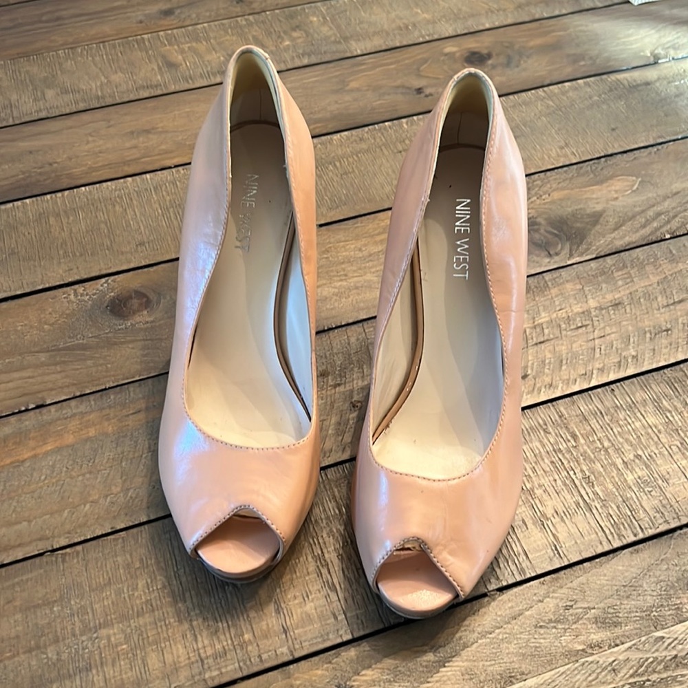 Nine West gorgeous camel colored heels, size 7